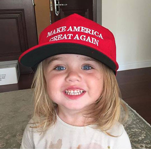 Chloe đội chiếc mũ đỏi với dòng chữ "Make America great again" để ủng hộ ông Donald Trump.