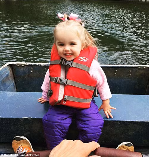 Con trai cả nhà Trump chia sẻ bức ảnh bé Chloe đi bơi thuyền cùng bố tại New York hồi tháng 5/2016.