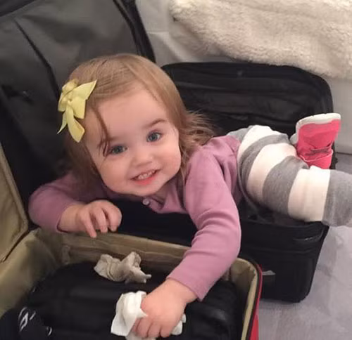 Cô bé sở hữu làn da trắng, mái tóc vàng, mắt xanh xám cùng những đường nét khuôn mặt rất xinh xắn đáng yêu.