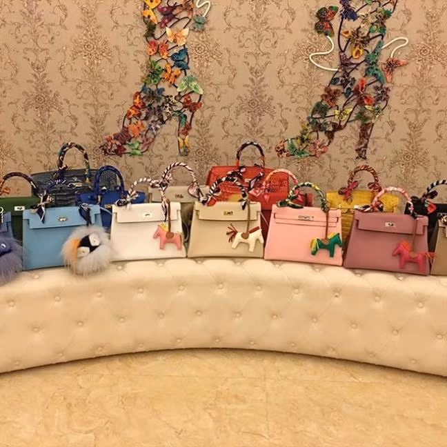 Tín đồ của túi xách triệu đô Một góc nhỏ những chiếc túi Hermes đắt giá trong tủ quần áo khổng lồ trị giá hàng tỷ đồng của cô Kỳ.