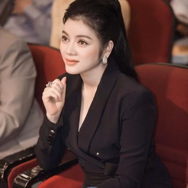 Là một doanh nhân có uy tín trên thương trường mua bán hàng hiệu và các sản phẩm xa xỉ, không khó để cô đào nóng bỏng của showbiz Việt "tậu" những món trang phục với giá tiền tỷ.