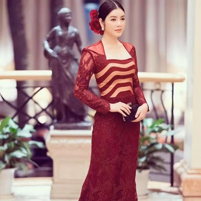 Những trang phục Haute Couture từ những thương hiệu danh giá tại Ý, Pháp lần lượt đều có mặt trong tủ quần áo của nữ đại gia này.