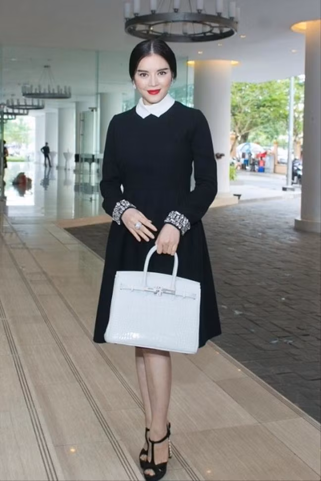 Cả set trang phục không thể đắt hơn chiếc túi 1.6 tỷ đồng của cô đào nóng bỏng. Chiếc túi làm từ da cá sâu bạch tạng của Hermes này chỉ có 2 chiếc trên toàn thế giới.