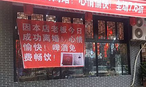 Chu nha hang moi khach uong bia mien phi vi ly hon thanh cong