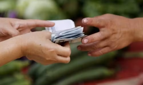 Việc thoải mái tiêu xài sẽ mang lại niềm vui cho bạn, nhưng đó không phải là cách tốt nhất để sử dụng những khoản có thêm của bạn. (Ảnh minh họa).