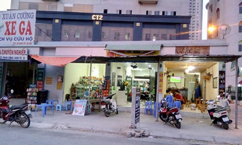 Các ki ốt xây sai quy hoạch khiến cư dân bức xúc. Ảnh: Châu Anh