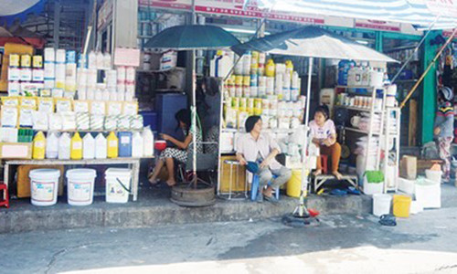 Hóa chất các loại được bày bán tràn lan ở chợ Kim Biên.