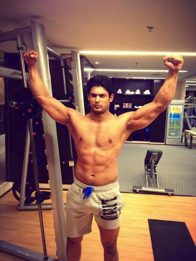 Tài tử Bollywood sở hữu chiều cao 1m88. Trong những shoot hình ngực trần, anh khiến fan nữ phải “đổ gục”.