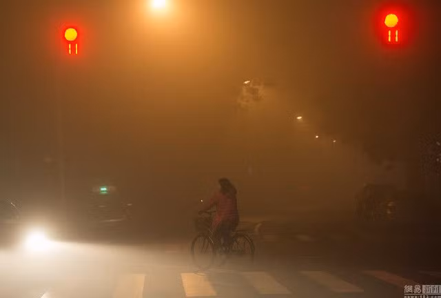 Chính quyền Bắc Kinh đã nâng cảnh báo ô nhiễm lên mức cao thứ hai, mức màu da cam. (Ảnh: NetEase)