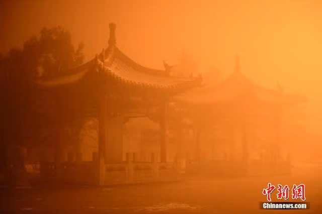 Người dân thành phố Hồi Hột, thuộc khu tự trị Nội Mông hàng ngày phải sống trong làn khói bụi mù mịt vì ô nhiễm. (Ảnh: ChinaNews)