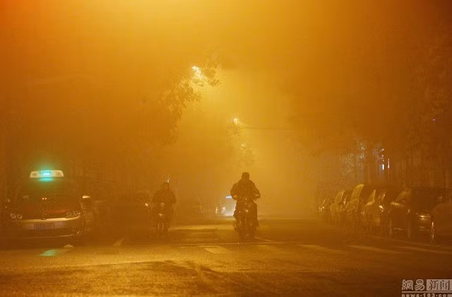 Tại Bắc Kinh, nồng độ hạt PM2.5 đã đạt mức trên 560 microgram trên 1 mét khối không khí, trong khi mức an toàn chỉ là 25 microgram. (Ảnh: NetEase)