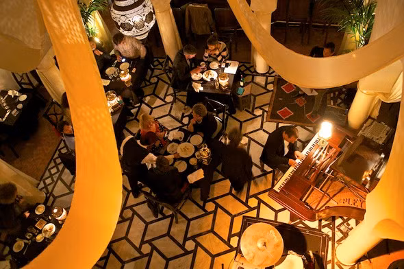 3. Casablanca, Morocco: Bộ phim mang tên thành phố do hai ngôi sao Humphrey và Ingrid Bergman đóng năm 1942 đã biến đô thị vô danh ở Bắc Phi thành biểu tượng điện ảnh toàn cầu. Hiện nay du khách vẫn tới Casablanca mong tìm được cảm giác hư cấu ngọt ngào như trong bộ phim. Ảnh: Kenpress.