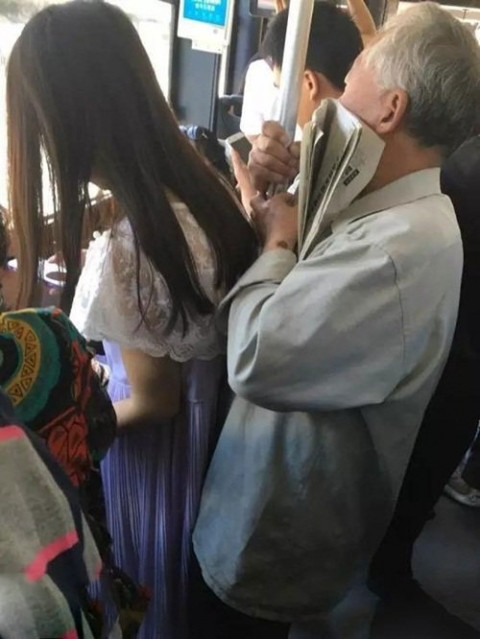 Cố ý chạm vào cơ thể của nữ sinh xinh đẹp.