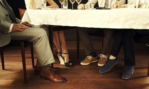 Rung đùi là thói quen xấu ảnh hưởng đến may mắn của bạn. (ảnh minh họa)