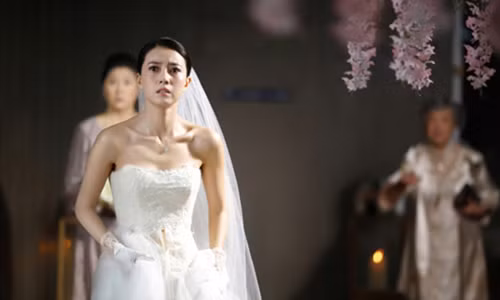 Tinh cu cua chong dung gao khoc ca dem truoc cua nha