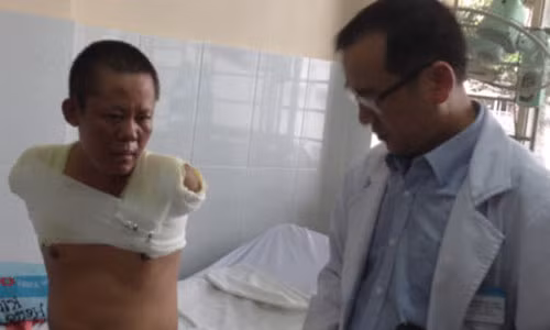 Bat tinh vi dien giat khi nghe dien thoai dang sac pin