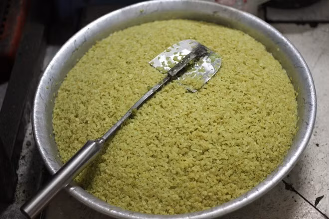 Công đoạn làm bánh rất kỳ công và trải qua rất nhiều công đoạn. Hạt cốm tươi được “quay” theo bí kíp riêng, với gia vị và các thức mà không phải ai cũng được truyền nghề.