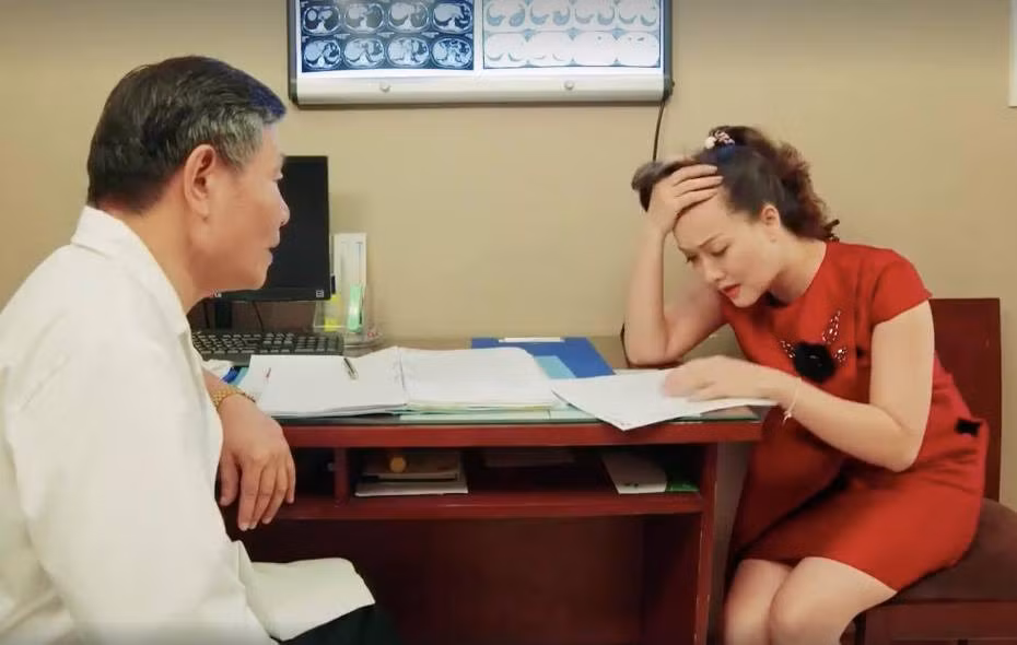 Sáng 24/9, thông tin nghệ sĩ hài Vân Dung bị ung thư vú bất ngờ lan truyền trên mạng xã hội, kèm theo đó là những bức hình nữ danh hài đi khám tại Khoa Ung bướu tại một bệnh viện cũng như cảnh đã được phẫu thuật.