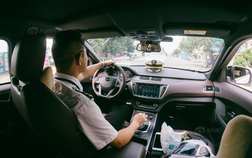 Thầy giáo trẻ thậm chí còn chưa có nhà riêng, toàn bộ số tiền có được anh đều tiết kiệm để thực hiện mơ ước mua máy bay. Đã 37 tuổi nhưng anh vẫn chưa lập gia đình. "Thực sự, tôi không phải con nhà giàu hay một tay chơi nhưng mọi người vẫn nói. Tôi chỉ là một người lao động, kiếm tiền bằng mồ hôi công sức của mình. Có được chiếc trực thăng này là do tôi dốc sức làm ăn thôi", thầy giáo Đường chia sẻ.