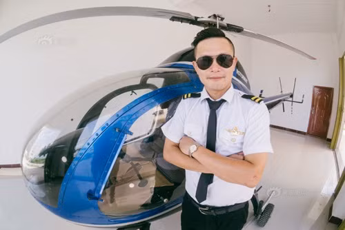 Đường Cự Quang cho chay, người nhà của anh kịch liệt phản đối việc mua bán này. Mẹ anh là giáo viên, luôn hi vọng con trai yên ổn với nghề dạy Tiếng Anh chứ không muốn anh mơ tưởng đến các công việc khác như phi công... Tuy vậy, nhờ khéo léo thuyết phục gia đình, anh đã được thỏa mãn ước mơ. Chiếc máy bay này được mua ở Mỹ và lắp ráp ở Bắc Kinh. Thầy giáo điển trai đang tích cực học lái với mong muốn trở thành cơ trưởng thực thụ.