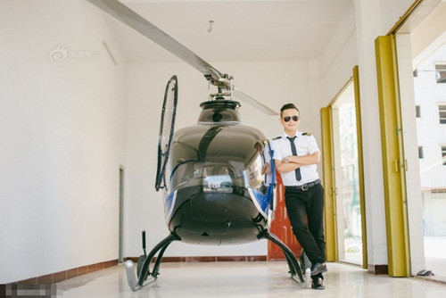 "Sau khi mua chiếc trực thăng này, nhiều người nghĩ tôi là một đại gia, một tay chơi. Nhưng thực tế không phải vậy, tôi cũng là một người bình thường và quyết định mua nó chỉ vì thực sự yêu thích", Đường Cự Quang nói.