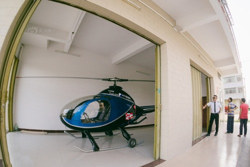 Số tiền mua chiếc máy bay hạng sang này hoàn toàn do Đường Cự Quang tự làm ra. Anh cho hay, năm 2006, anh mở một trung tâm dạy tiếng Anh, đến năm 2008, trung tâm thu hút đông đảo học viên theo học. Có thời điểm, trung tâm của anh có tới 100 học viên, mỗi học viên đóng học phí từ 5000 đến 6000 tệ/tháng (khoảng 17,5 triệu đến 21 triệu đồng). Trong các kỳ nghỉ hè, thầy giáo Đường vẫn mở lớp dạy học sinh tiểu học, trung học.