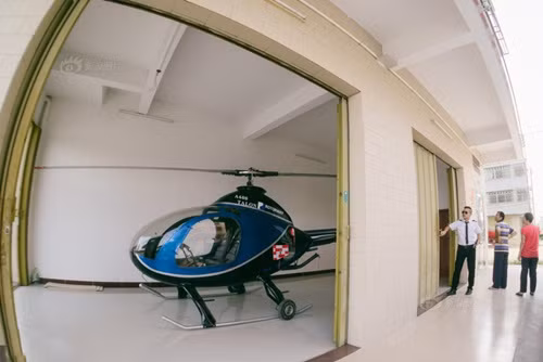 Số tiền mua chiếc máy bay hạng sang này hoàn toàn do Đường Cự Quang tự làm ra. Anh cho hay, năm 2006, anh mở một trung tâm dạy tiếng Anh, đến năm 2008, trung tâm thu hút đông đảo học viên theo học. Có thời điểm, trung tâm của anh có tới 100 học viên, mỗi học viên đóng học phí từ 5000 đến 6000 tệ/tháng (khoảng 17,5 triệu đến 21 triệu đồng). Trong các kỳ nghỉ hè, thầy giáo Đường vẫn mở lớp dạy học sinh tiểu học, trung học.