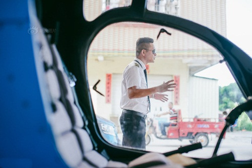 Được biết, cha của Đường Cự Quang công tác trong không quân Trung Quốc. Tuy nhiên, công việc của ông lại chủ yếu ở dưới mặt đất, chưa bao giờ được bay lượn trên bầu trời. "Tôi muốn mua máy bay riêng còn bởi, một ngày nào đó có thể đưa cha bay khắp mọi nơi", thầy giáo Đường nói.