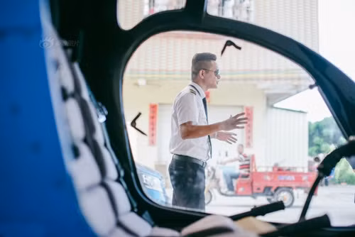 Được biết, cha của Đường Cự Quang công tác trong không quân Trung Quốc. Tuy nhiên, công việc của ông lại chủ yếu ở dưới mặt đất, chưa bao giờ được bay lượn trên bầu trời. "Tôi muốn mua máy bay riêng còn bởi, một ngày nào đó có thể đưa cha bay khắp mọi nơi", thầy giáo Đường nói.