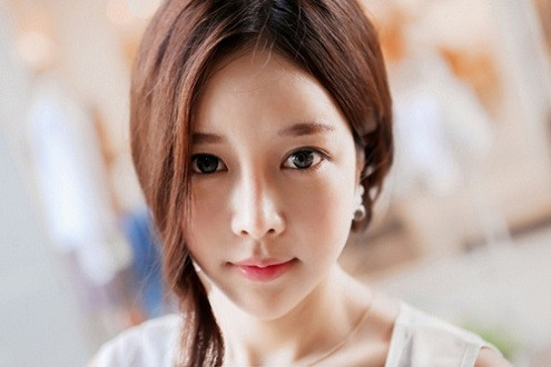 3. Cằm nhọn thì phải làm cho cằm đầy lên Nhiều người phụ nữ đi phẫu thuật thẩm mỹ để sở hữu một chiếc cằm “V-line”, nhưng theo các chuyên gia nhân tướng học thì tuyệt đối không nên làm như vậy. Cằm tượng trưng cho hậu vận, đầy đặn phúc hậu là tốt nhất, nếu không hậu vận sẽ gặp nhiều vất vả, thậm chí sẽ trở thành gánh nặng cho con cháu. Cho nên muốn vận thế không quá kém thì chớ nên để cằm “V-line”.