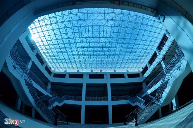 Mái chợ được thiết kế hệ giàn không gian kết cấu thép làm giá đỡ cho kính cường lực, chống chịu nhiệt rộng gần 580 m2 tận dụng ánh sáng tự nhiên.