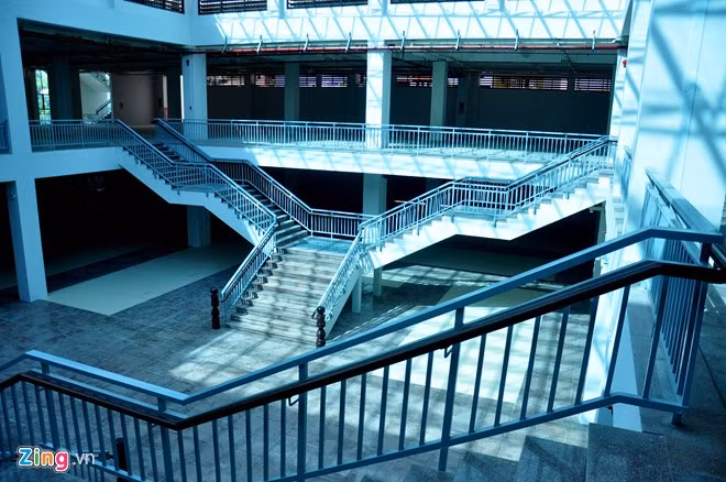 Hệ thống cầu thang lên xuống nối tầng 1 với tầng 2. Khác với chợ cũ, công trình có thang máy hỗ trợ tiểu thương để vận chuyển hàng hóa từ tầng thấp lên tầng cao đỡ tốn công sức.