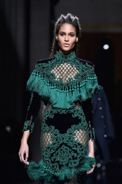 Balmain là một trong những NTK nổi tiếng với những bộ cánh mang tính chất hoàng tộc đầy xa xỉ, BST mới nhất của thương hiệu có nhiều bộ cánh tua rua vô cùng thời thượng và bắt mắt.