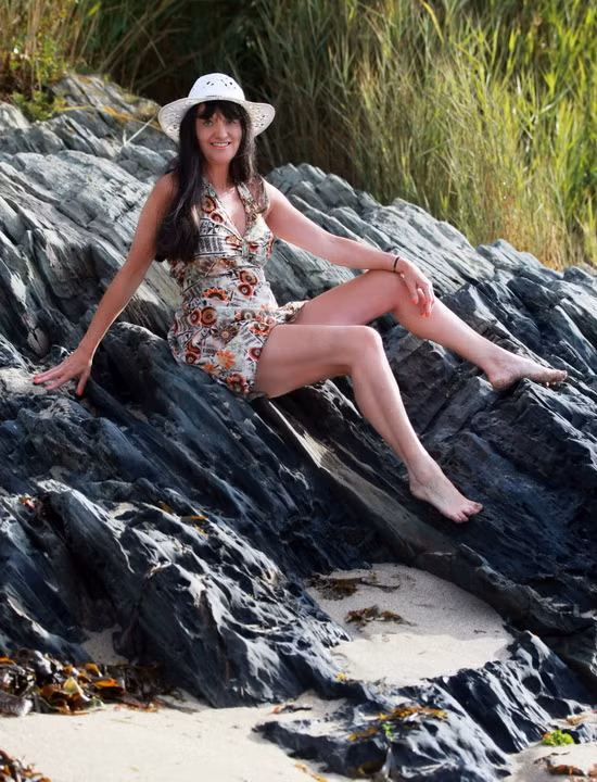 Suzy tự hào khoe rằng bà, trong hơn 40 năm qua, bà đã nhận được nhiều sự chú ý, ngưỡng mộ từ những người đàn ông trẻ tuổi, thậm chí có một số chàng trai chỉ ở độ tuổi 20 cũng tìm cách tán tỉnh bà. Dẫu vậy, Suzy khẳng định, bà chẳng bao giờ quan tâm tới những anh chàng đó và vẫn yêu say đắm chồng mình. “Chồng tôi thích thú khi có một cô vợ già nhưng lại mang dáng vóc trẻ trung bên cạnh”, người mẫu ảnh gợi cảm già nhất nước Anh thổ lộ.