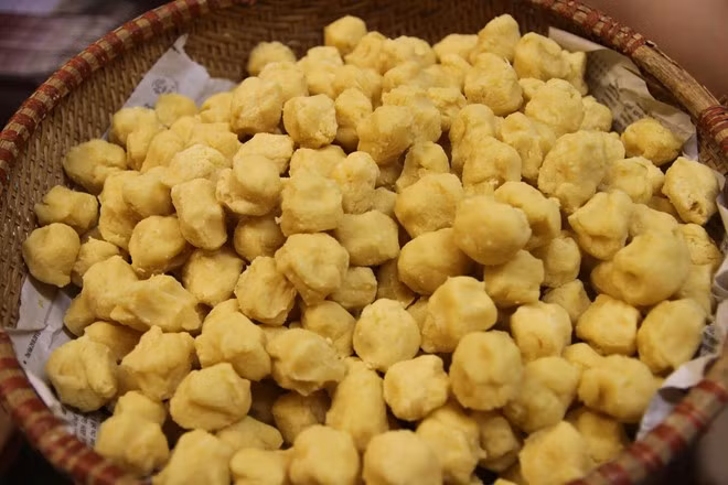 Nhân bánh cốm xào cũng được làm rất kỳ công từ loại đậu xanh ngon, sau đó xào với đường, nhào công phu rồi chia nhỏ cho mỗi phần bánh cốm.