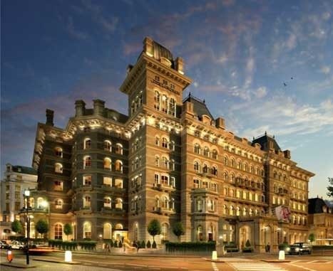 4. Khách sạn Langham, London, Anh Nằm trong khu phố sang trọng của thành phố London, khách sạn 5 sao sang trọng này đã thu hút được rất nhiều khách. Tuy nhiên, điều hấp dẫn nhất của khách sạn đã được nhiều du khách chứng kiến đó là những... hồn ma tồn tại từ sau chiến tranh thế giới thứ II. Người đầu tiên tận mắt nhìn thấy những hồn ma đó chính là những phóng viên của BBC, một tờ báo nổi tiếng của Anh. Người ta khẳng định rằng ở phòng 333, có một con ma nam, trong trang phục từ thời Victoria, thường xuất hiện vào tháng 10. Ở tầng 4, cũng có một con ma mặc quân phục được cho là thái tử Đức, người đã nhảy khỏi cửa sổ tầng 4 trong chiến tranh thế giới thứ nhất. Tầng hầm được cho là bị ám bởi Napoleon đệ tam, một khách quen của khách sạn.