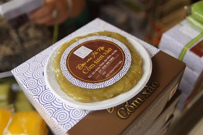 Bao bì, màu sắc hay vị bánh cũng khác hoàn toàn các tiệm bánh khác. Theo nhiều người Hà Nội gốc, đây mới chính là món bánh cốm giữ nguyên được truyền thống mà không phải người nào cũng biết.