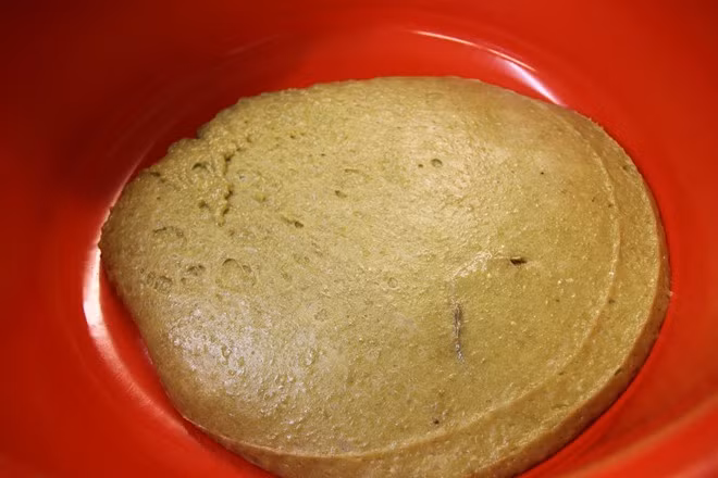 Sau khi cốm “quay” xong, mỗi mẻ cốm được đóng gói nhanh chóng để giữ nguyên được vị thơm ngon truyền thống.