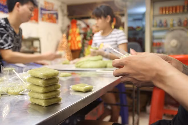 Mỗi chiếc bánh bình thường bảo quản được 4-5 ngày, lâu hơn so với loại bánh cốm ở các hàng khác.