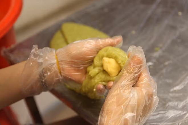 Các phần được chia nhanh chóng rất đều tay.