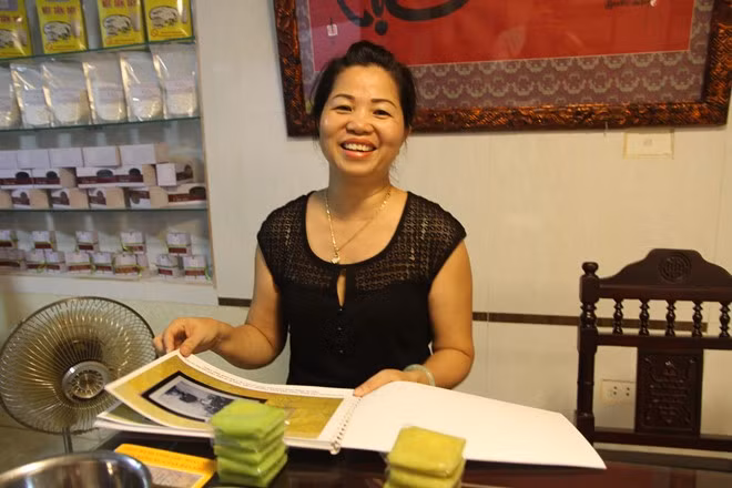 Cô Lương Thị Dung, cháu dâu trưởng của hai cụ Nguyễn Đăng Sanh và Tô Thị Vĩnh tự hào với cuốn lịch sử truyền thống của gia đình. Cô mong muốn nghề truyền thống của hai cụ sẽ được bảo tồn để món quà truyền thống, món bánh độc đáo của riêng người Hà Nội mãi mãi được giữ gìn.