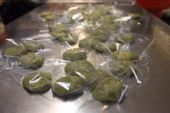 Mỗi chiếc bánh được bọc bằng nilon để giữ được độ ẩm, độ dẻo và bảo quản được lâu hơn.