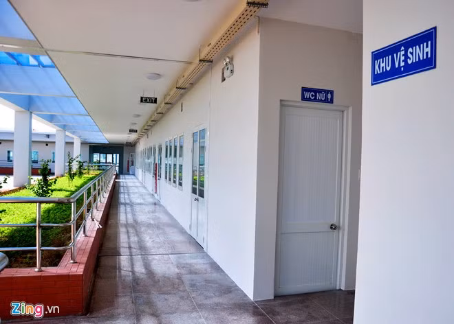 Khu vực tầng 3 còn được xây dựng hệ thống nhà vệ sinh sạch sẽ, hiện đại. Bên cạnh chợ trung tâm đầu mối, UBND TP Quảng Ngãi cũng sắp xây dựng hoàn thành chợ tươi sống (thủy sản và rau, quả... các loại) đáp ứng nhu cầu buôn bán cho gần 650 tiểu thương.