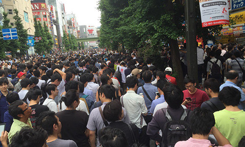 Lien hoan khieu dam ao o Nhat Ban nuom nuop khach