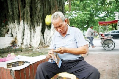 Ông Lê Văn Quý, "người khắc bút cuối cùng" bên Hồ Gươm.