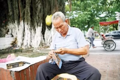 Ông Lê Văn Quý, "người khắc bút cuối cùng" bên Hồ Gươm.