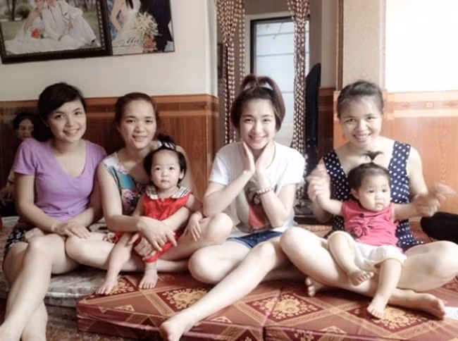 Nữ ca sĩ Hòa Minzy từng chia sẻ, sau khi giành ngôi quán quân học viên Ngôi sao, cô đi diễn nhiều hơn, có thêm thu nhập nên cô đã tiết kiệm và dành một phần phụ bố mẹ trả nợ xây nhà ở quê.