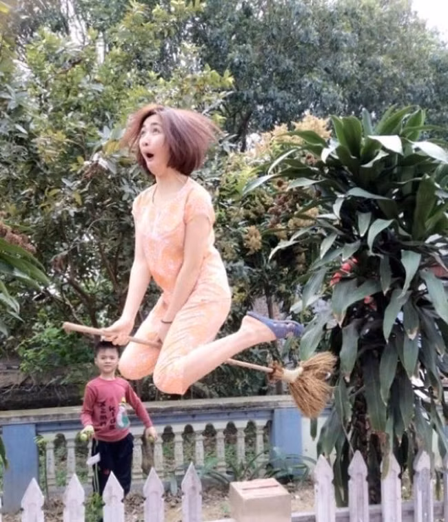 Thời gian gần đây, cái tên Hòa Minzy càng trở nên hot hơn sau khi cô tham gia Gương mặt thân quen nhờ tài năng âm nhạc và sự hoạt ngôn của mình. Chính về thế, những thông tin về nữ ca sĩ luôn nhận được nhiều sự chú ý của công chúng. Đặc biệt là cuộc sống riêng tư, nhất là hoàn cảnh ở quê Bắc Ninh, nơi cô sinh ra và gia đình cô hiện vẫn đang sống ở đó. Trong ảnh, Hòa Minzy tạo dáng "bá đạo" khi chụp ảnh ở sân nhà.