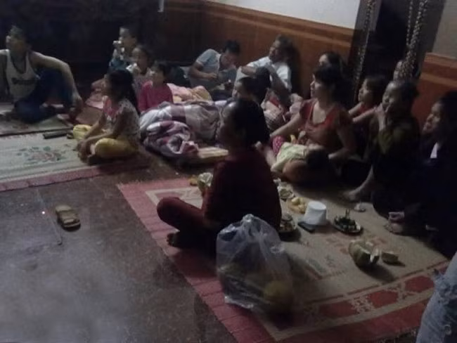 Họ hàng, làng xóm sang nhà Hòa Minzy xem TV, nhất là những chương trình có cô tham gia.