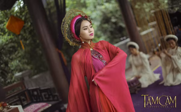 Vai cô Cám của Ninh Dương Lan Ngọc là một vai diễn đầy ấn tượng. Bởi, trong dàn casting của bộ phim, Lan Ngọc là diễn viên chuyên nghiệp duy nhất, lần đầu thể hiện vai ác, nữ diễn viên này mang đến một cô Cám tròn vẹn: từ một cô gái vốn được mẹ nuông chiều, lười biếng, hay ganh ghét với người chị cùng cha khác mẹ đến một người phụ nữ sẵn sàng làm tất cả mọi điều kể cả những việc độc ác nhất để giành lấy trái tim của thái tử.